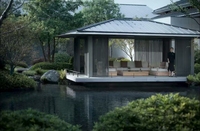 Pergola extérieure en aluminium durable et écologique, style chinois moderne, avec poutres de forme spéciale et toit en tuiles de style Grande Muraille.