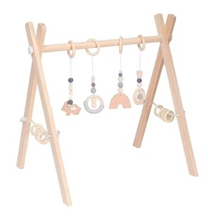 Gimnasio de actividades de madera para bebés con juguetes colgantes de nubes, estrellas y luna para bebés de 0 a 6 meses, incluye tapete de juego. - Product Image 2