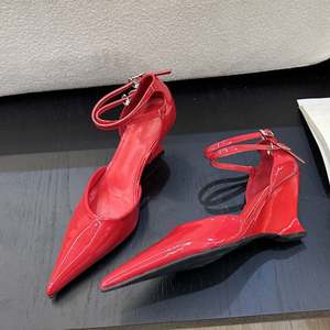 Nuevos Estilos Elegantes Zapatos de Tacón de Cuña Rojos con Punta en Pico y Correa en el Tobillo para Mujer - Product Image 3