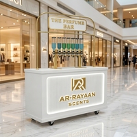 Comptoir de présentation mobile personnalisé pour parfums avec distributeur et support de bouteilles, kiosque de remplissage de parfums en gros pour centres commerciaux avec roues