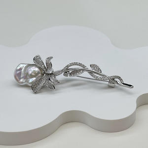 Broche Romántico Francés con Rosa, Perla Barroca Natural de Alta Calidad, Diamante y Circonita, Broches Modernos - Product Image 3