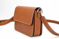 Sac bandoulière de luxe en cuir Barenia français, cousu main, design artisanal en forme de boîte, sangle unique réglable, mode automne-hiver
