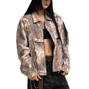 แจ็คเก็ตยีนส์ลำลองผู้ชายสไตล์สตรีท 14 ออนซ์ ขายส่ง ลายพรางพิมพ์ลายต้นไม้จริง ปกเสื้อแบบปกเชิ้ต แจ็คเก็ตบอมเบอร์ยีนส์ผู้ชาย - Product Image 3