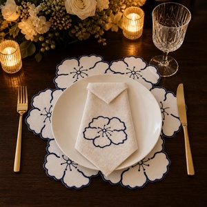Serviette en coton brodée, style floral, motif floral, décoration de table faite à la main, forme carrée - Product Image 6