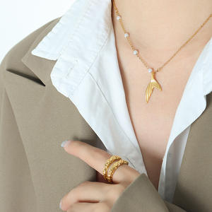 Collar de perlas de imitación de cola de pez de belleza de hada creativa de estilo francés collar de cola de pez de acero inoxidable chapado en oro para mujer - Product Image 3