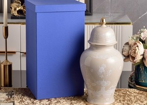 Jarrón de suelo grande de porcelana de alta gama, moderno y ecológico, con tapa pintada a mano con esmalte rojo sobre cerámica, modelo War Horse, para cumpleaños - Product Image 4
