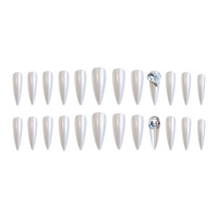 Ongles à presser blancs nacrés rêveurs avec reflets aurore et accents de cristaux en forme de cœur, faux ongles en acrylique pour événements nuptiaux