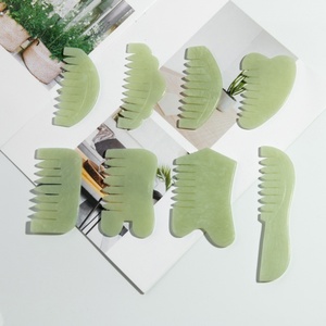 Venta al por mayor Xiuyan Jade peine Natural Gua Sha cuero cabelludo masaje peine cabeza meridiano herramienta de raspado Facial para relajarse - Product Image 4