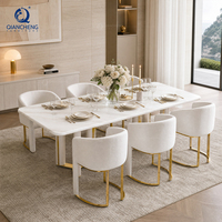 Table à manger en marbre crème 6 places avec pieds cascade et base dorée, chaise bouclée, luxe discret, villa, vente en gros, usine OEM