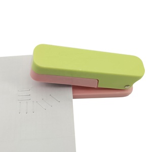Engrapadora Rotatoria Manual para Oficina, Diseño Lindo en Verde y Rosa, Rotación de 360 Grados, para Uso Escolar - Product Image 4