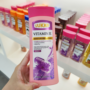 UUKKG OEM Lotion végétalienne au curcuma, <span class=keywords><strong>crème</strong></span> super blanchissante pour le <span class=keywords><strong>visage</strong></span> et le corps, anti-rides, nourrissante, vitamine C, soin de la peau - Product Image 1