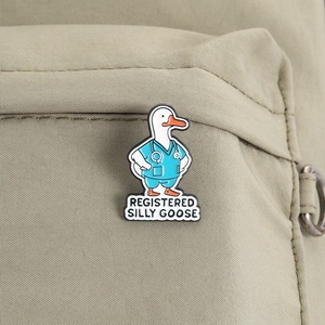 Broche en émail drôle 'Silly Goose' pour médecins et infirmières, badge de revers, bijou fantaisie, cadeau pour médecins - Product Image 3