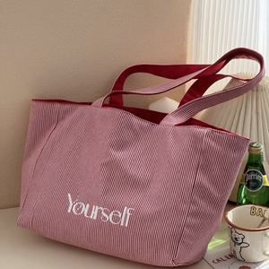 Bolsa de Mano Azul de Alta Calidad de 40*25*12 cm con Diseño de Patrón Personalizado de Doble Cara, Logotipo Bordado e Impresión a Todo Color - Product Image 4