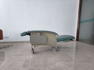 MT MEDICAL 医院诊所医疗家具 老人躺椅 3 角度可调节椅子 可锁定桌子 家庭护理移动床 - Product Image 5