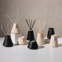 Vente en gros et personnalisation de cire de soja de luxe et populaire en noir et blanc avec pots en céramique pour la décoration intérieure et les bougies parfumées
