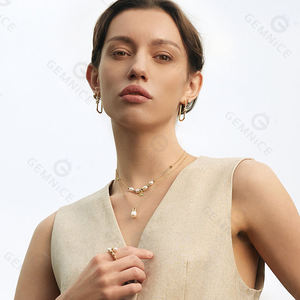 Nuevos Aretes Elegantes de Plata en Forma de U con Perlas Naturales, Estilo Minimalista para Mujer, Uso Diario - Product Image 2