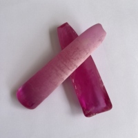 # 2 pierres brutes synthétiques de corindon rose (saphir) non taillées