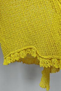 Suéter informal de punto amarillo brillante para mujer con detalle ahuecado y logotipo frontal - Product Image 3