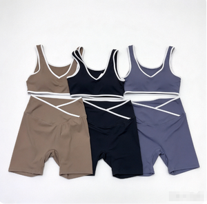 Ensemble de yoga sans couture pour femme : débardeur col en V et short taille haute, deux pièces avec bordure contrastante, tenue de sport et fitness pour femme - Product Image 1