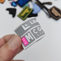 Patch 3D en PVC silicone gaufré haute fréquence avec logo, transfert thermique par gravure, en rouleau, lavable pour étiquettes de vêtements