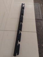 Grille de plafond noire C85 à clipser pour une installation rapide et sécurisée des panneaux linéaires en aluminium