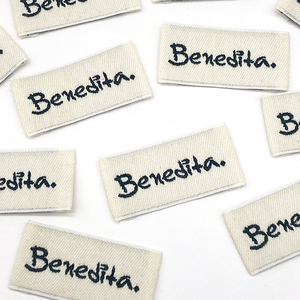 Étiquette tissée personnalisée lavable en coton de haute qualité étiquette de cou en satin damassé étiquettes de vêtement de marque pas cher en gros - Product Image 4