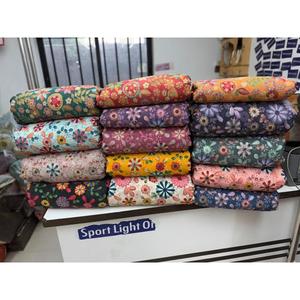 Tissu de soie luxueux et chatoyant, texture douce et riche, idéal pour les robes de mariée, les saris, les lehengas et la mode de créateurs - Product Image 2