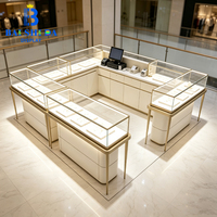 Ensemble de comptoirs de présentation de bijoux de luxe moderne avec cadre en or blanc, vitrine en verre trempé et poste de caisse