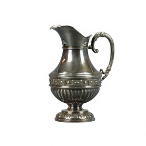 Jarra de Agua Plateada Vintage, Jarra Decorativa con Asa Ornamentada y Diseño en Relieve, Decoración de Mesa, Vajilla - Product Image 1