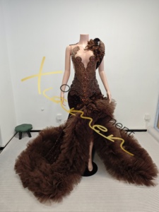 Ocstrade Listo para Enviar - Contacta Antes de Ordenar Vestido de Noche/Fiesta Sirena con Plumas Marrones, Un Hombro Descubierto, Pedrería y Cola de Tul con Volantes - Product Image 3