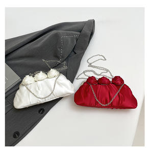 Çiçek Desenli Kilitli Metal Saplı Çanta Saten Zarif Dokulu Çerçeveli El Çantası Kokteyl Balo Kırmızı Beyaz Çiçekli Çanta Hediye Kızlar İçin - Product Image 2