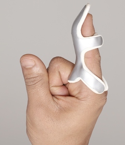 Attelle de soutien pour doigt Frog Splint, forme ergonomique, tissu doux, construction légère avec fermeture réglable pour un confort optimal - Product Image 3