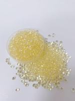 Particules d'adhésif thermofusible transparent jaune pour le collage des bords de meubles en bois, adaptées au collage des bords en PVC épais