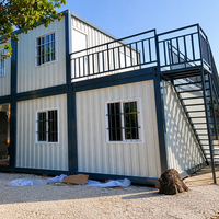 Maison conteneur modulaire préfabriquée à deux étages en acier avec escalier extérieur pour bureau, dortoir ou camp de travailleurs