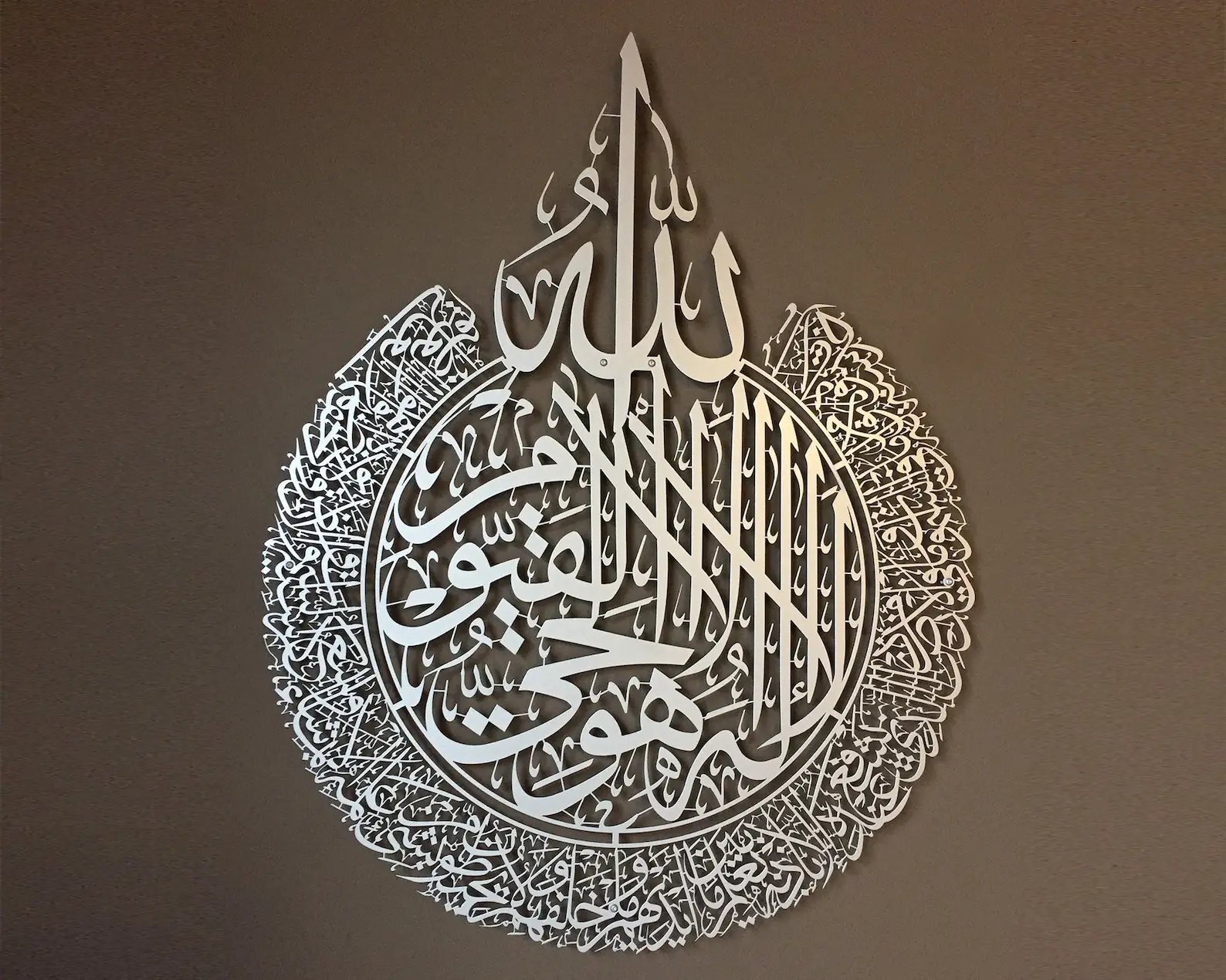 Modern Luxury Metal Ayatul Kursi Metal Islamic Wall Art calligrafia araba per la decorazione domestica e regalo musulmano