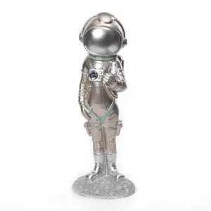 Desain baru patung astronot wanita patung untuk ornamen dekorasi rumah patung astronot