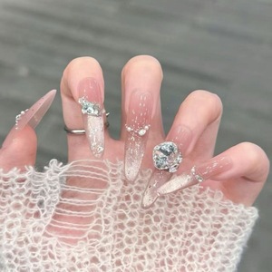 Unghie Finte Artigianali a Mandorla, Stile Francese Chic con Accenti a Farfalla, Nail Art di Alta Gamma, Stile Slim-Fit, Vendita all'Ingrosso - Product Image 2