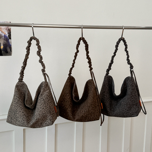 Sac à bandoulière chic léopard pour femme, sac hobo grande capacité avec sangle froncée pour le quotidien et le streetwear - Product Image 1