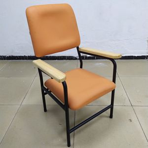 Chaise d'hôpital avec accoudoirs en bois et siège rembourré pour adultes et personnes âgées, design confortable - Product Image 1