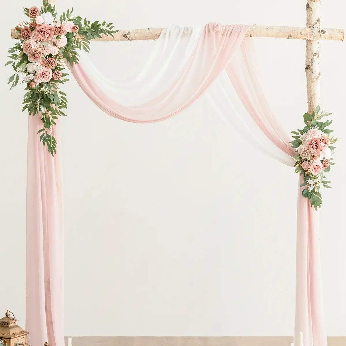 Dekorasi latar belakang kain sifon putih pernikahan mewah dekorasi lengkungan bunga dengan tirai di Dusty rose & krim