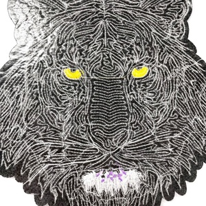 Toppa Termoadesiva Grande con Ricamo a Testa di Tigre in Paillettes Oro e Viola, Applique Mascotte Animale per Giacca di Jeans e Felpa con Cappuccio - Product Image 3