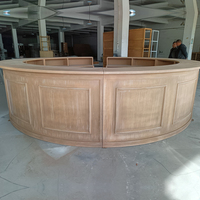 Grand comptoir de bar circulaire à louer en bois peint en bois de bouleau de style rustique personnalisé pour événement de mariage