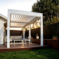Pergola bioclimatique motorisée murale en aluminium à grande portée avec lames orientables et éclairage LED pour patio de maison moderne