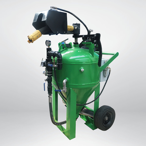 Limpieza de componentes aeroespaciales con chorro de agua y arena controlado por PLC industrial, con motor de bomba de control. - Product Image 3