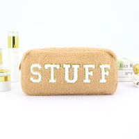 Pochette cosmétique en polaire sherpa avec fermeture éclair dorée et lettres en chenille pour le rangement du maquillage et l'organisation des articles de toilette