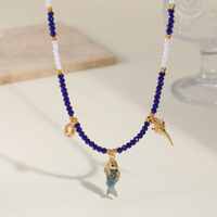 Collier en acier inoxydable plaqué or 18 carats de style nautique océanique avec perles de cristal bleues et breloques en émail en forme de poisson et de conque pour femmes