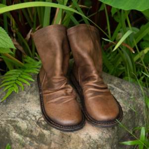 Bottes de créateur confort rétro personnalisées pour femmes Bottines en cuir marron Conception plissée Bottes pieds nus en cuir à enfiler Usine - Product Image 4