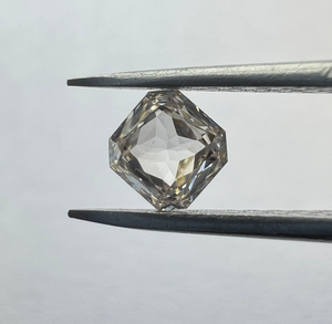 Anillos de Compromiso de Diseño con Diamantes Cultivados en Laboratorio, Corte Cuadrado, Elegancia Atemporal y Líneas Limpias - Product Image 1