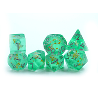 Set Dadu DND Hijau Buatan Tangan dari Resin Polihedral dengan Inklusi Koi Putih Kuning Berlapis Emas untuk Permainan RPG