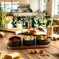 Plateau à condiments rond moderne en bois d'acacia avec 3 bols noirs et sous-verres assortis, écologique pour la cuisine ou la présentation sur table